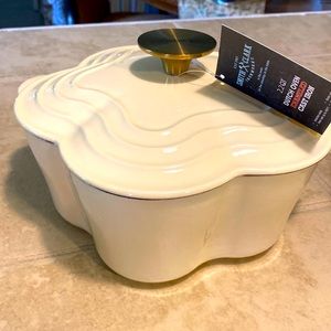 SMITH & CLARK Spring Flower Shaped 2.2 Qt Mint Enameled Cast Iron…